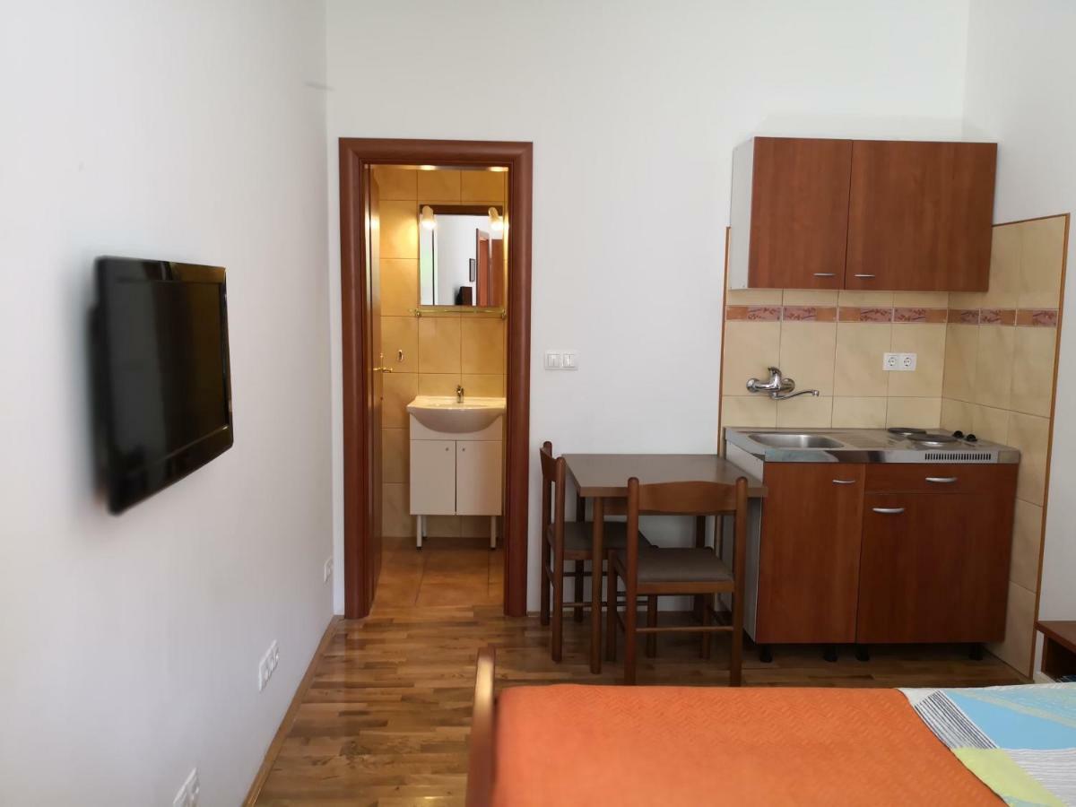 Apartments Jaksic Postira Esterno foto