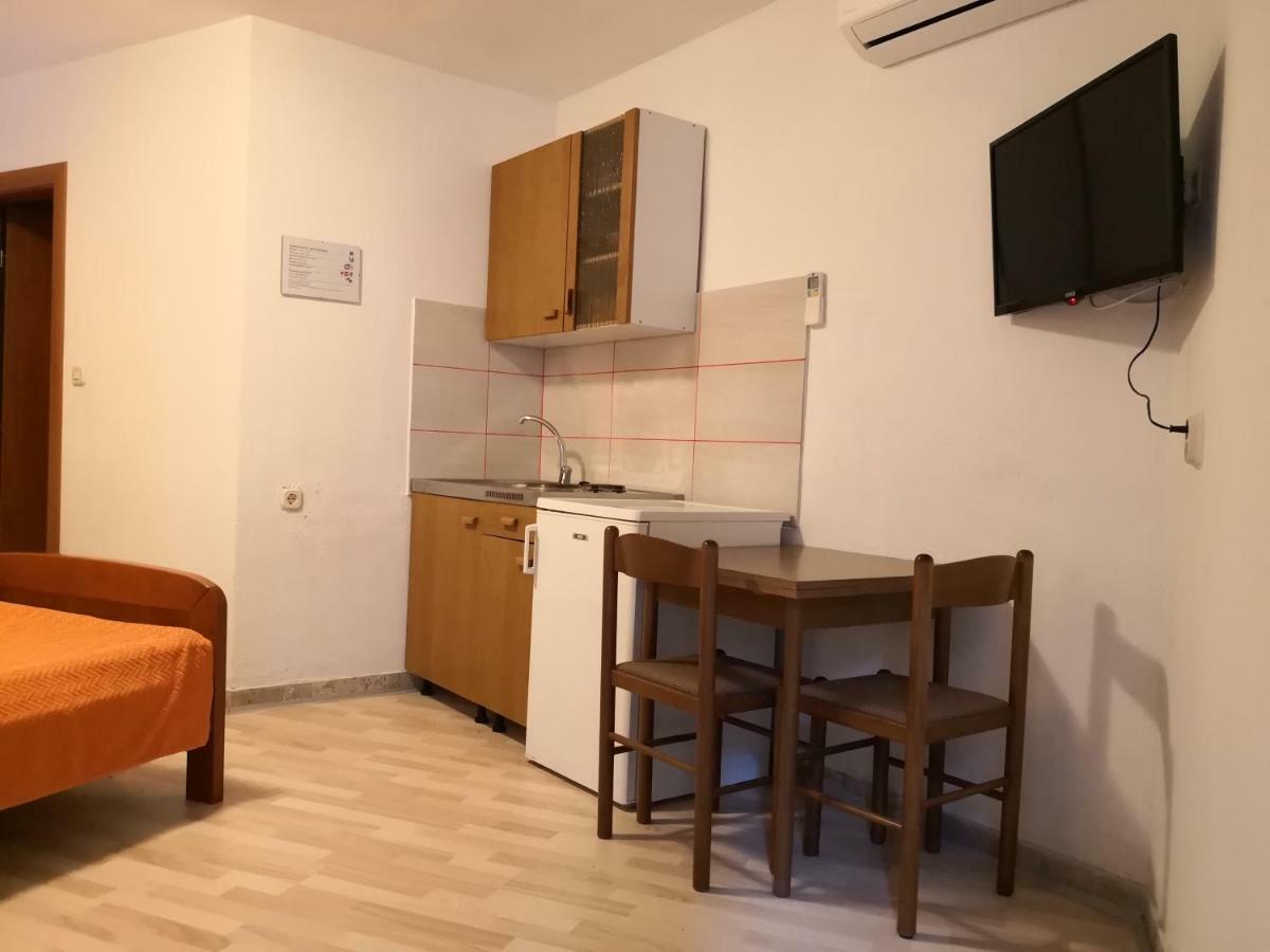 Apartments Jaksic Postira Esterno foto